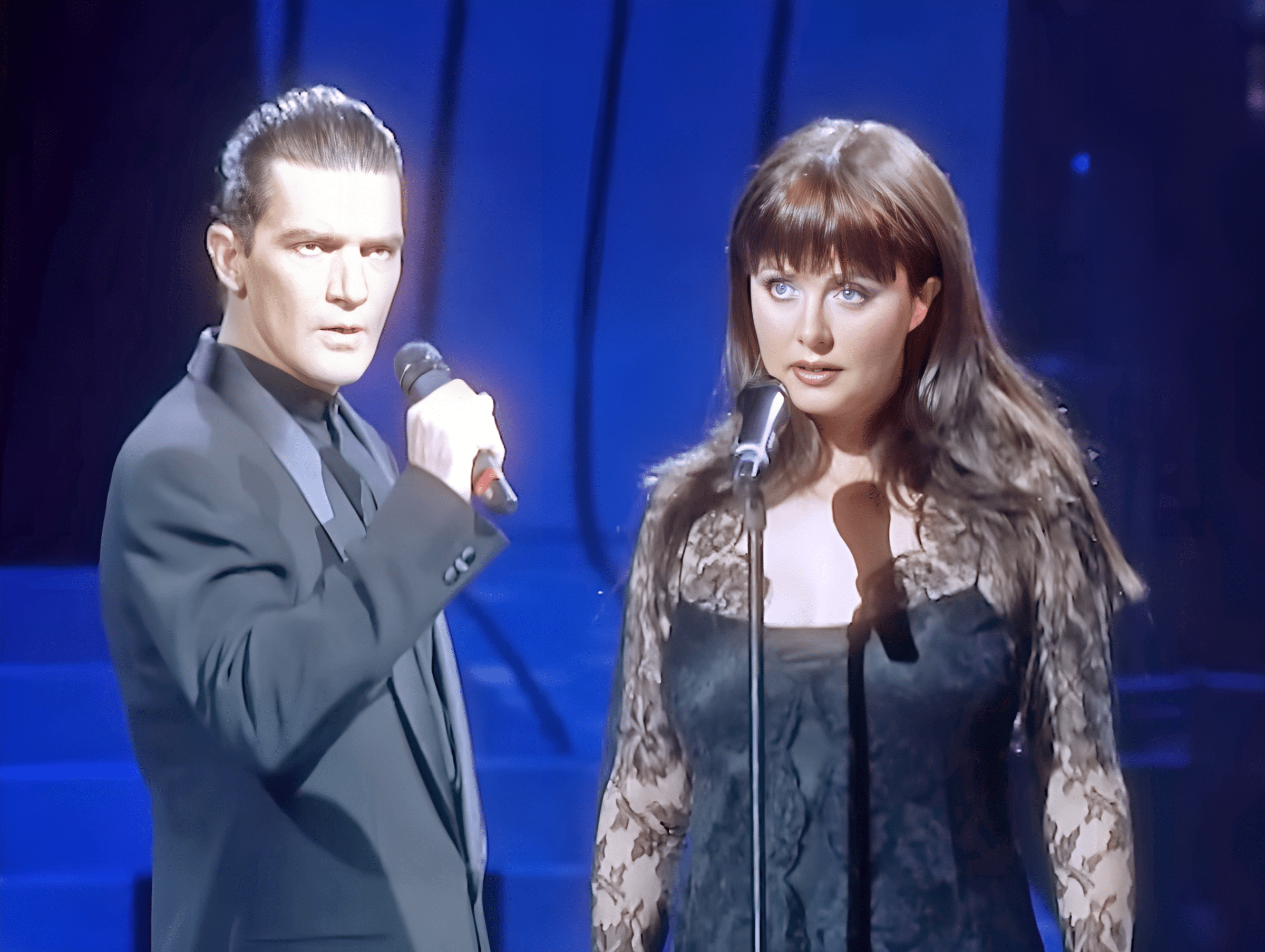 Antonio Banderas And Sarah Brightman Had A Compelling Duet On “Phantom Of The Opera”