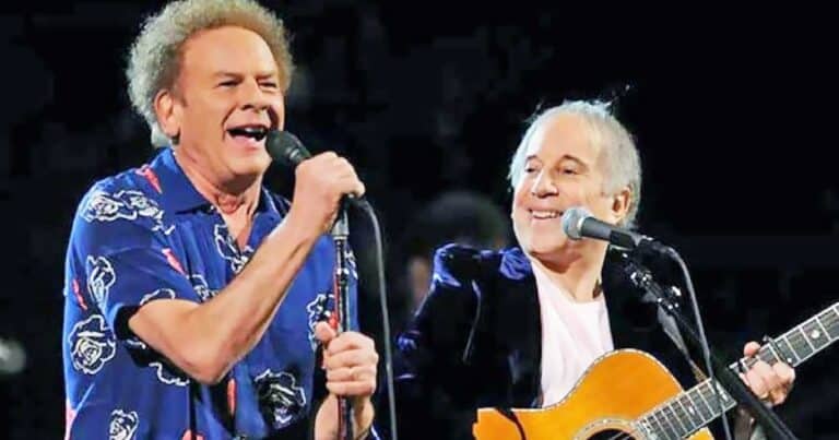 Audience Roared As Simon And Garfunkel Sang “The Sound Of Silence” Together Live