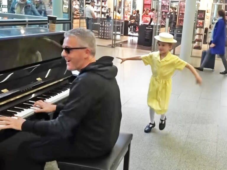 Sweet Moment As A Tiny Dancer Collabed A Street Pianist