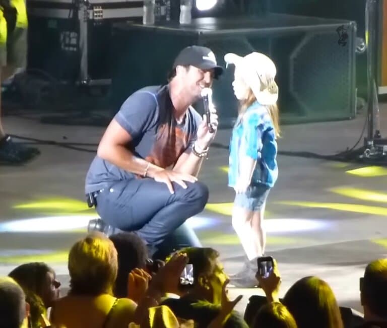 Sweet Moment As Luke Bryan Let A Little Girl Perform On His Stage