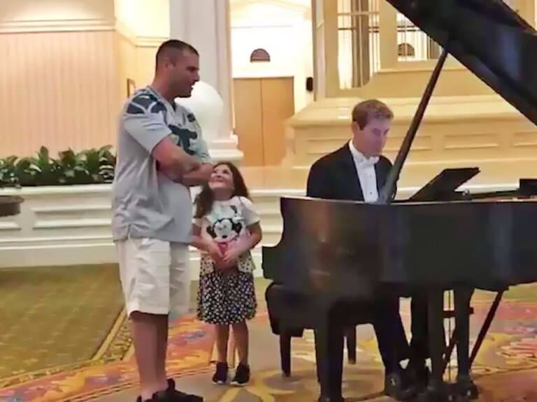 The Daughter Watches Dad Sing “Ave Maria”, Creating A Touching Moment