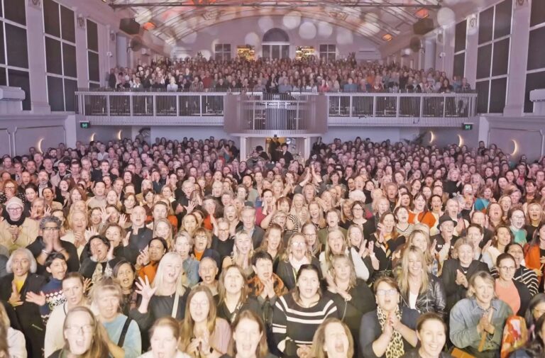 Toto’s Africa Got An Epic Makeover With Over 18,000 Singers In A Remarkable Pub Choir Video