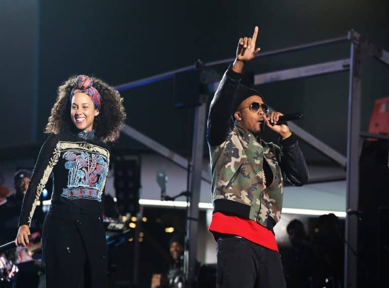 Alicia Keys  ANd Jay-Z Light Up The Times Square With Their Intoxicating Version Of “Empire State Of Mind”