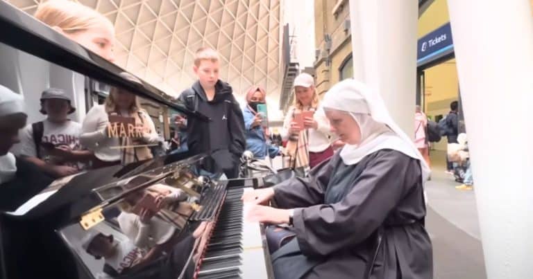 Catholic Nuns Surprises The Crowd With Her Maestro Piano Skills Just 2 Minutes Before Her Train