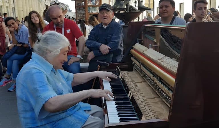 Crowd Mesmerized As Old Woman Showcased Extraordinary Piano Talents On The Streets