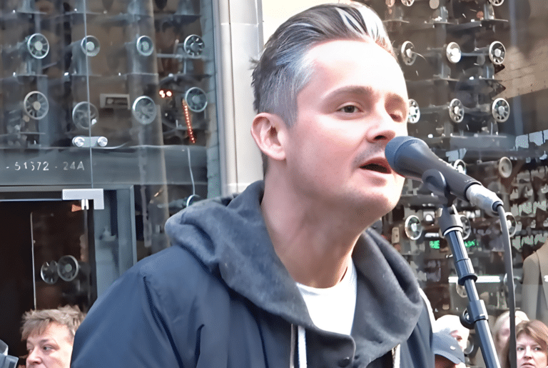 Keane’s Tom Chaplin Surprised Glasgow With “Somewhere Only We Know”