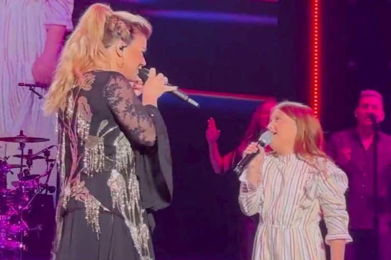 Kelly Clarkson And Her 9-Year-Old Daughter Blew The Stage Away With Their Wholesome Duet