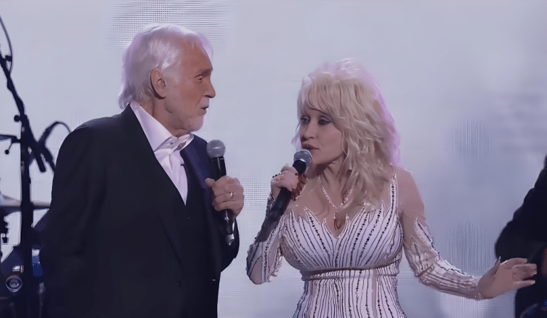 Kenny Rogers And Dolly Parton Delivered A Touching Duet Of “Islands In The Stream”