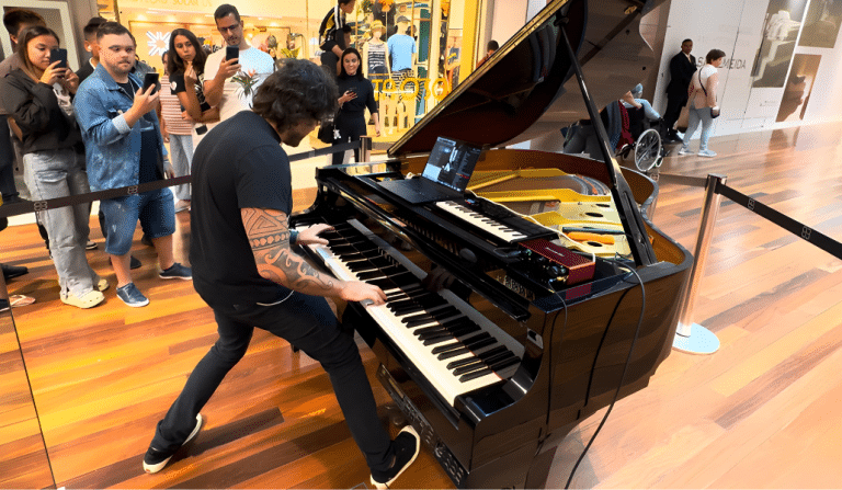 Pianist’s Stunning Rendition Of 80s Hit Echoes Through Mall