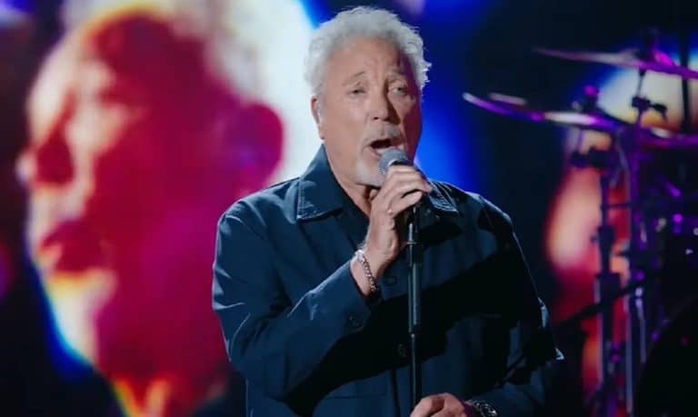 At 83 Years Old, Sir Tom Jones Mesmerized Fans Once Again Singing His Best Song On Stage