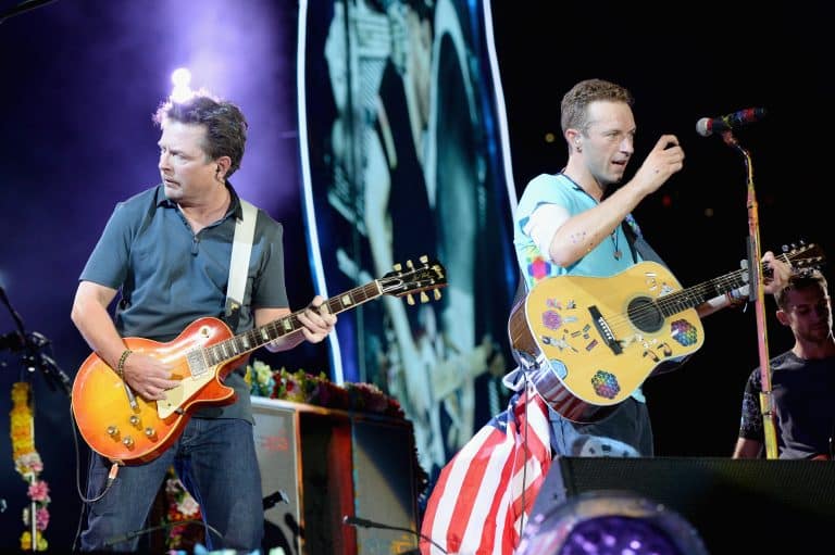 “Back To The Future” Actor Performs An Electrifying Guitar Display On Stage With The Legendary Coldplay