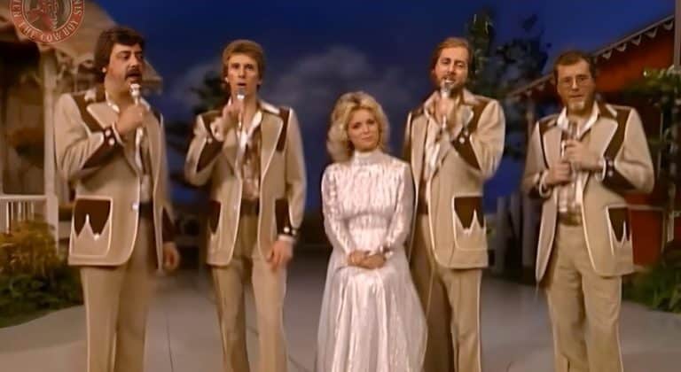 Barbara Mandrell Performs An Incredible Duet Of “Amazing Grace” WIth The Statler Brothers On Stage