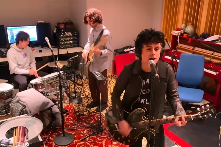 This Billie Joe Armstrong’s Performance With His Two Sons Proves That The Musical Talent Runs In Their Blood