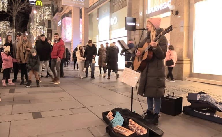 This Busker Warms Up The Chilly Winter Street With A Heartwarming Version Of “Hallelujah”