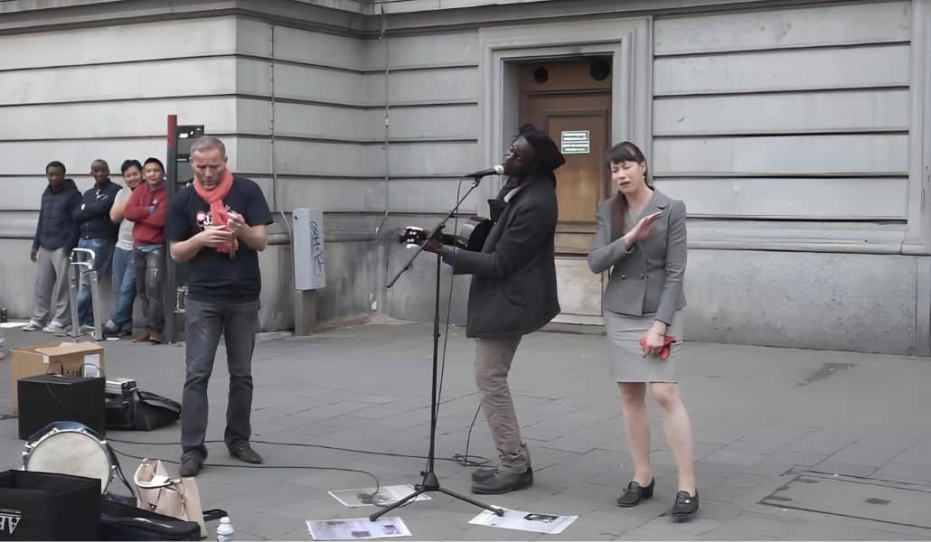 Busker Impresses Crowd By Inviting Spectator For Impromptu Duet