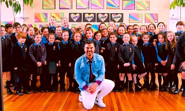 Students Cry In Joy As The Voice’s Guy Sebastian Suddenly Joins Their School Choir