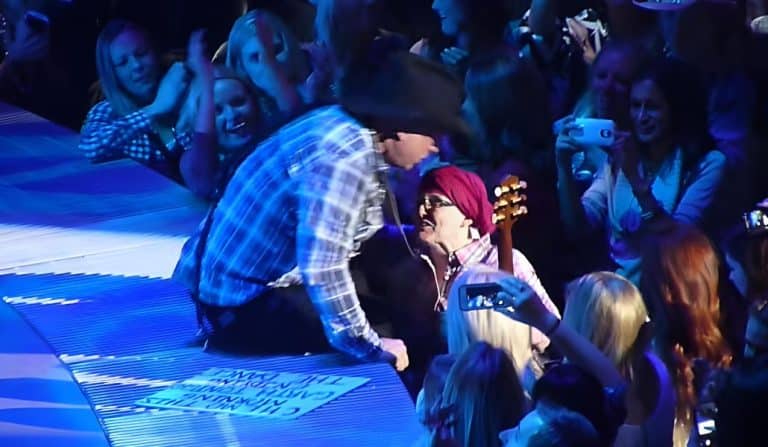 Heartwarming Moments As Garth Brooks Stops Mid-Song To Encourage Cancer Patient