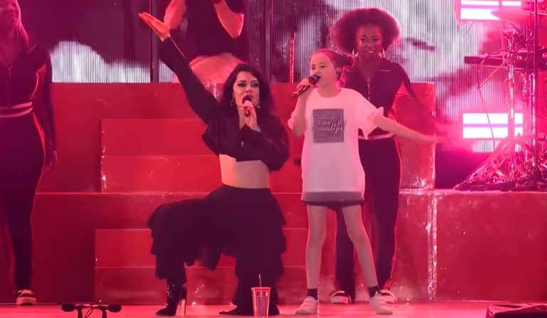 Jessie J Surprised Fans By Bringing Young Girl Onstage For Duet