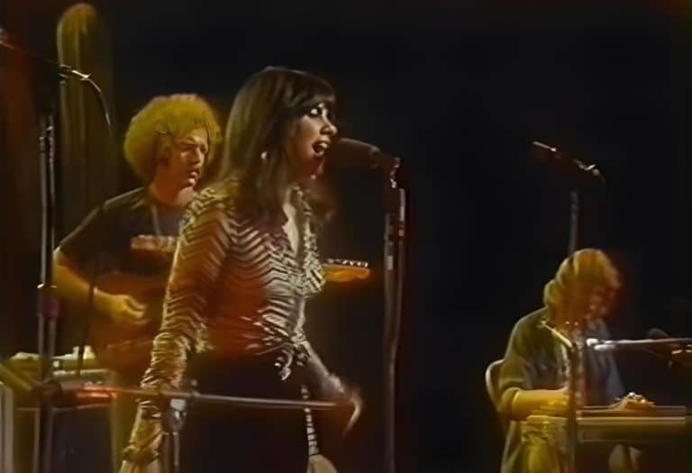 Enjoy The Melody Of Linda Ronstadt And The Eagles’ “Silver Threads & Golden Needles”