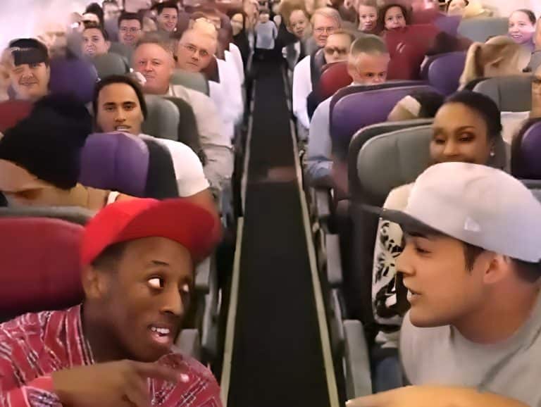 The Lion King Cast Entertains Passengers During Flight With Their Epic Impromptu Display Of “Circle Of Life”