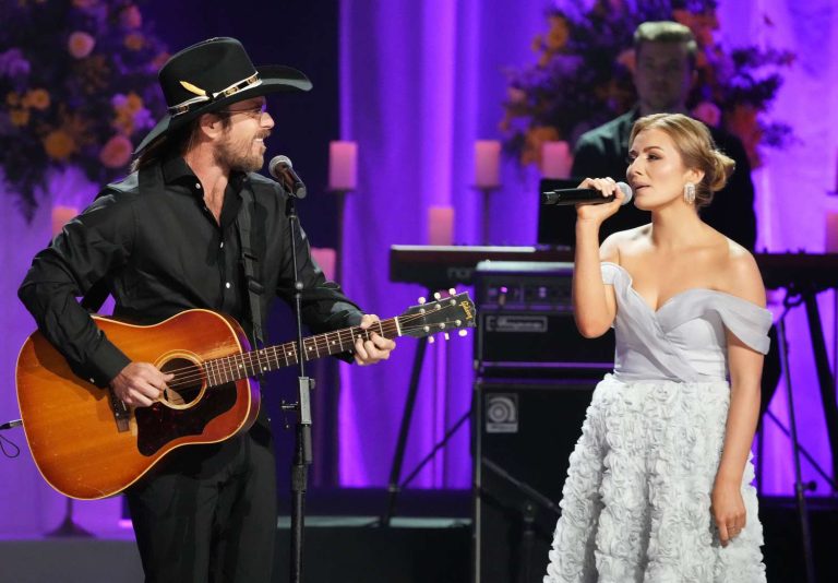 Loretta Lynn And Willie Nelson’s Hit “Lay Me Down” Is Perfectly Rendered By Their Descendants On Stage