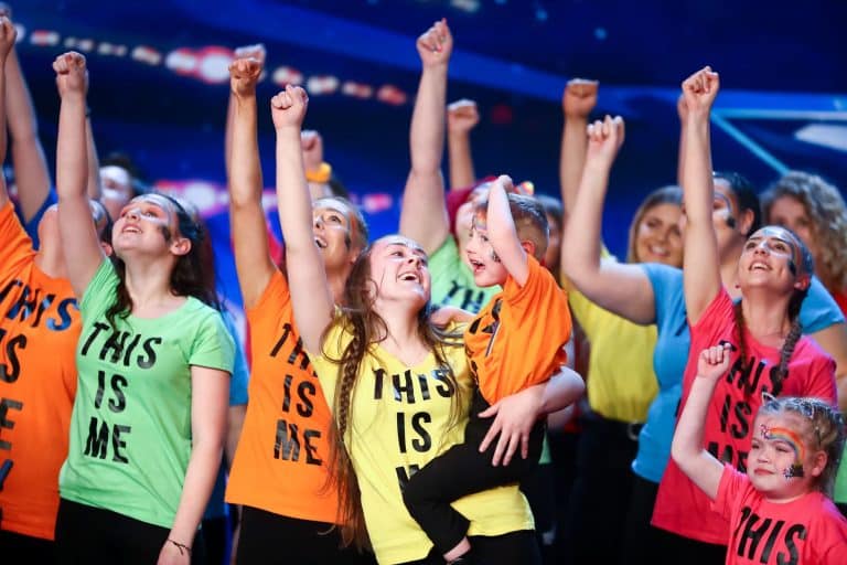 This Group Turns The Judges To Tears And Earns The Golden Buzzer With Their Unique Sign Language Rendition Of “This Is Me”