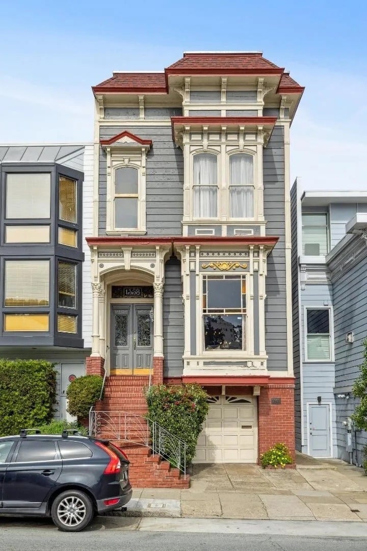 Beautiful Victorian House With An Elegant Living Room Adorned With Gold Leaf Accents