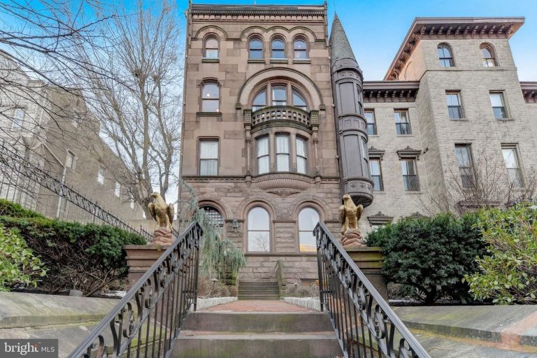 2220 Green St, Philadelphia With A Stunning And Expansive Roof Deck That Will Make You Overwhelmed