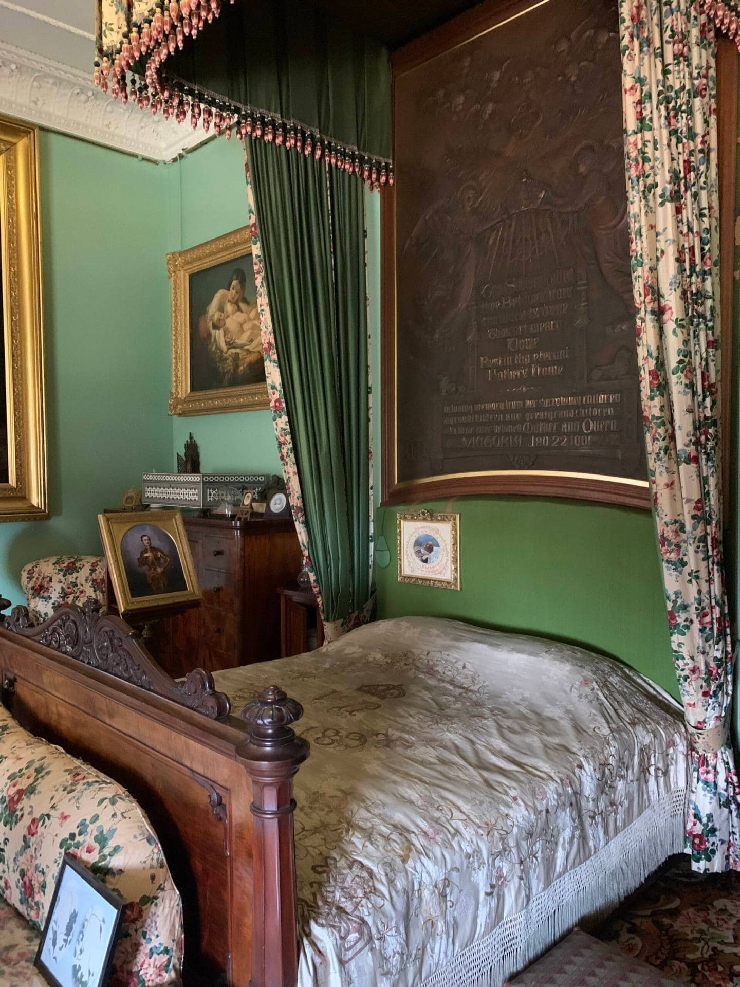 Queen Victoria died in this bed at Osborne House in 1901