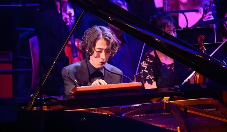 This Young Japanese Pianist Blew Everyone Away By Playing Two Instruments In A Classic Rendition