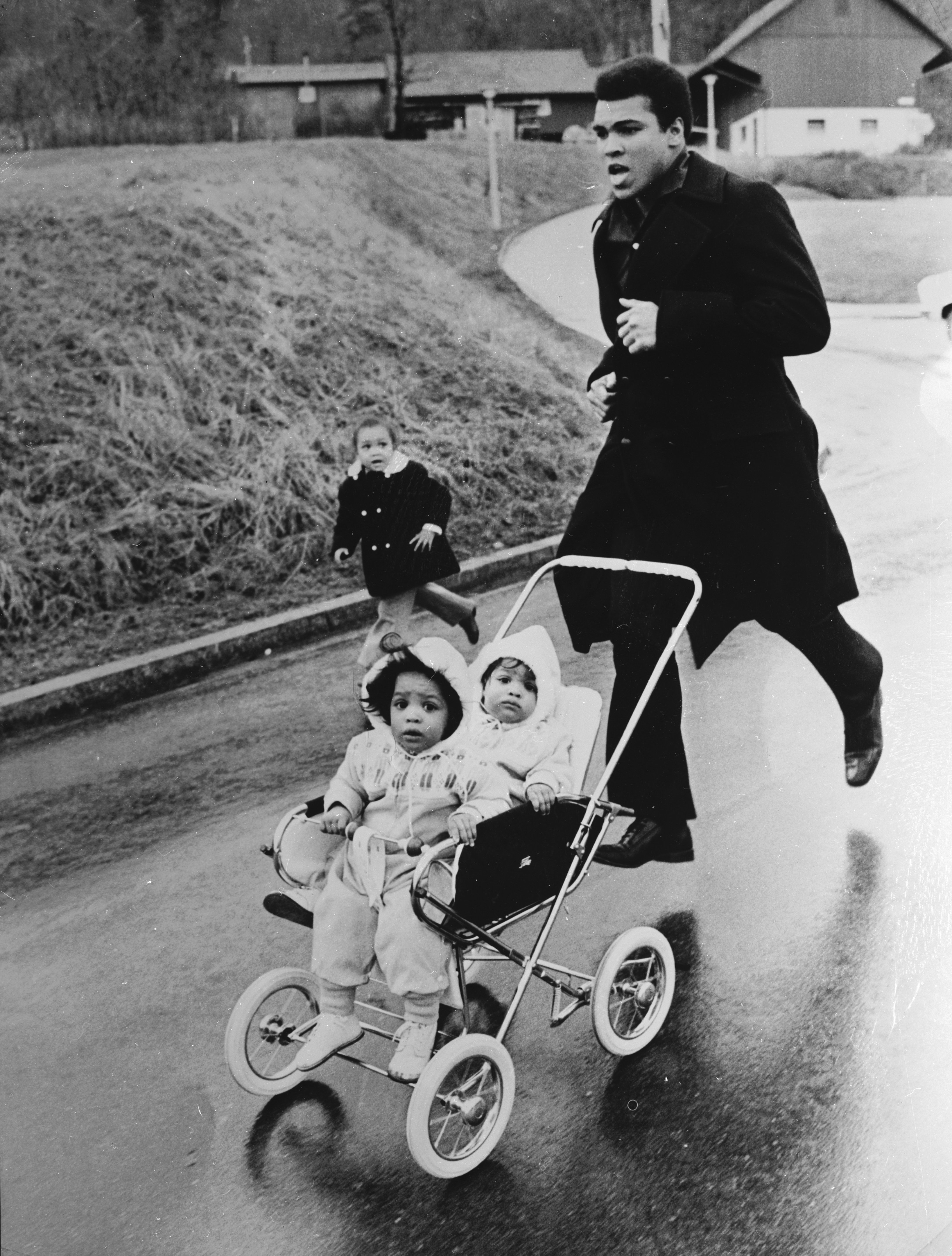  Ali training in Zurich for a fight with his twin daughters Jamillah and Rasheda