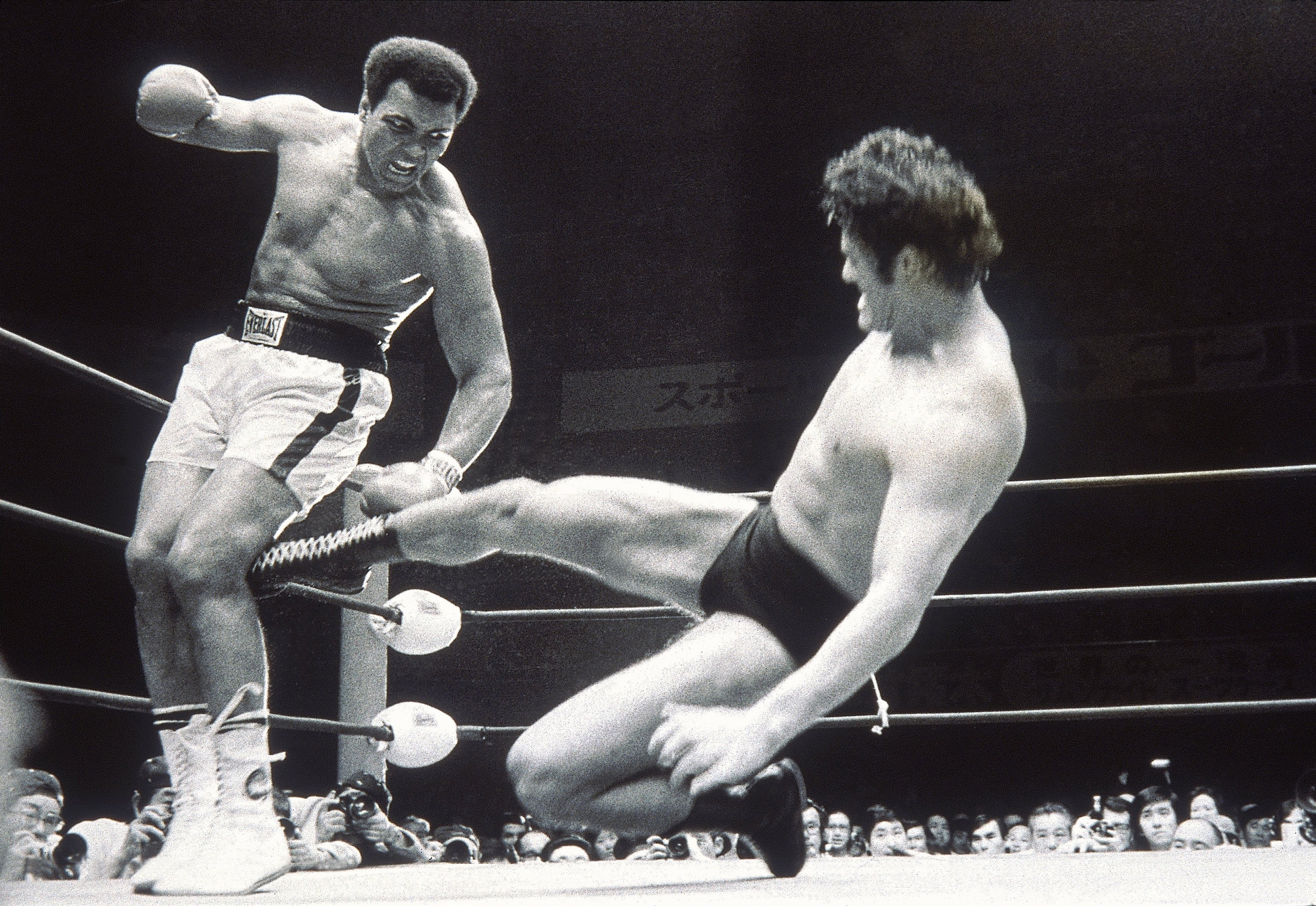  Ali fends off a kick from wrestler Antonio Inoki during an exhibition fight in Tokyo, Japan, 1976