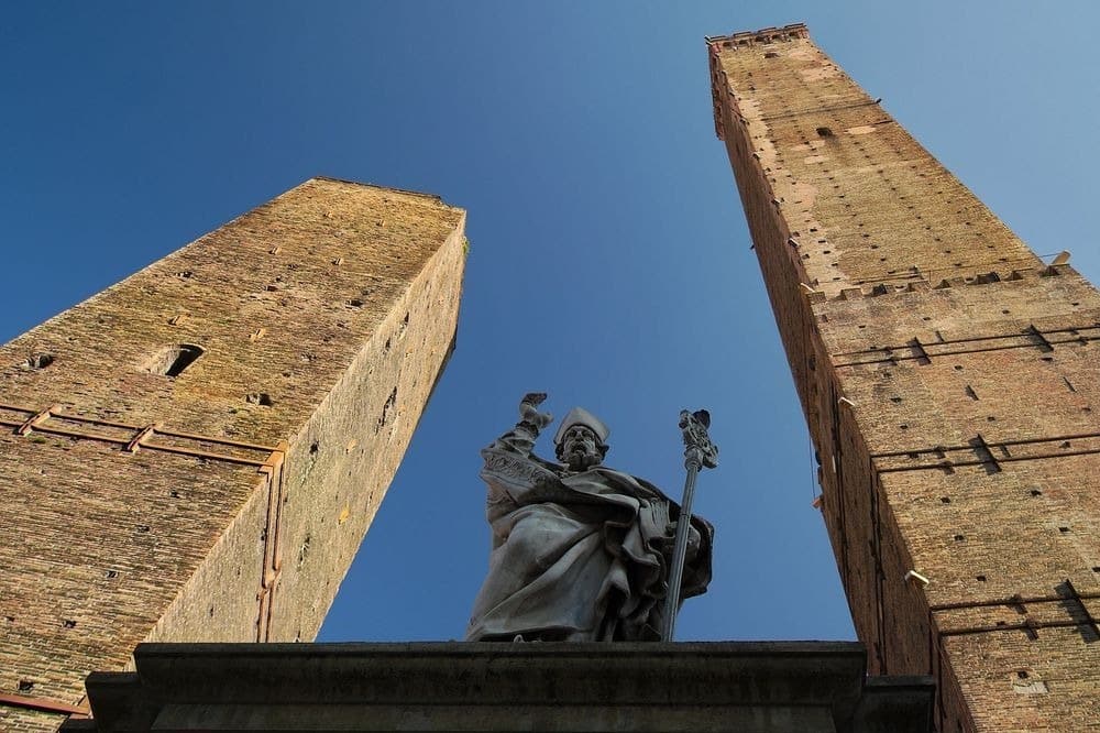 The two towers Garisenda (L) and Asinelli (R)