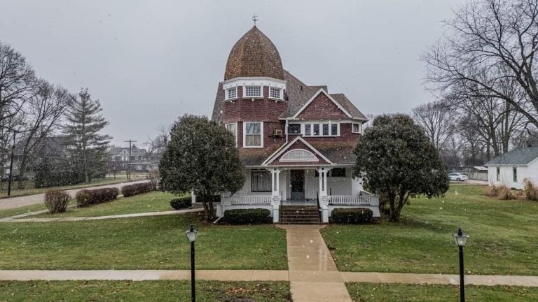 1870 Queen Anne Victorian House: The Home Of Stackhouse-Moore Funeral And Cremation Services