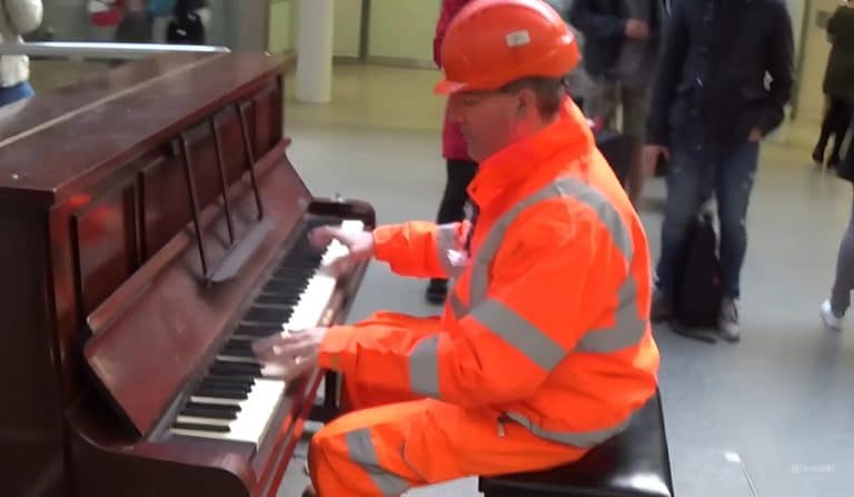 A Workman Dazzles Commuters With Incredible Piano Skills At St Pancras