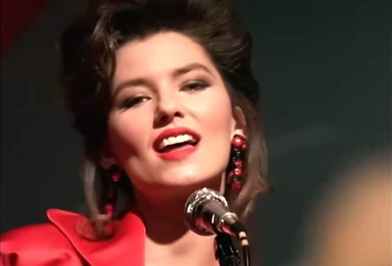 Feel The Love In Shania Twain’s Classic “Dance With The One That Brought You”