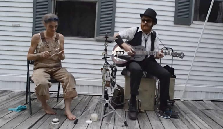 “Spoon Lady” And Guitarist Mesmerize With Their Unique Sound