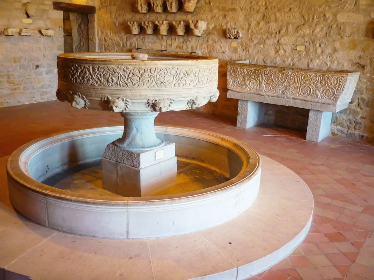 Ablution fountain from the 12th century, château comtal