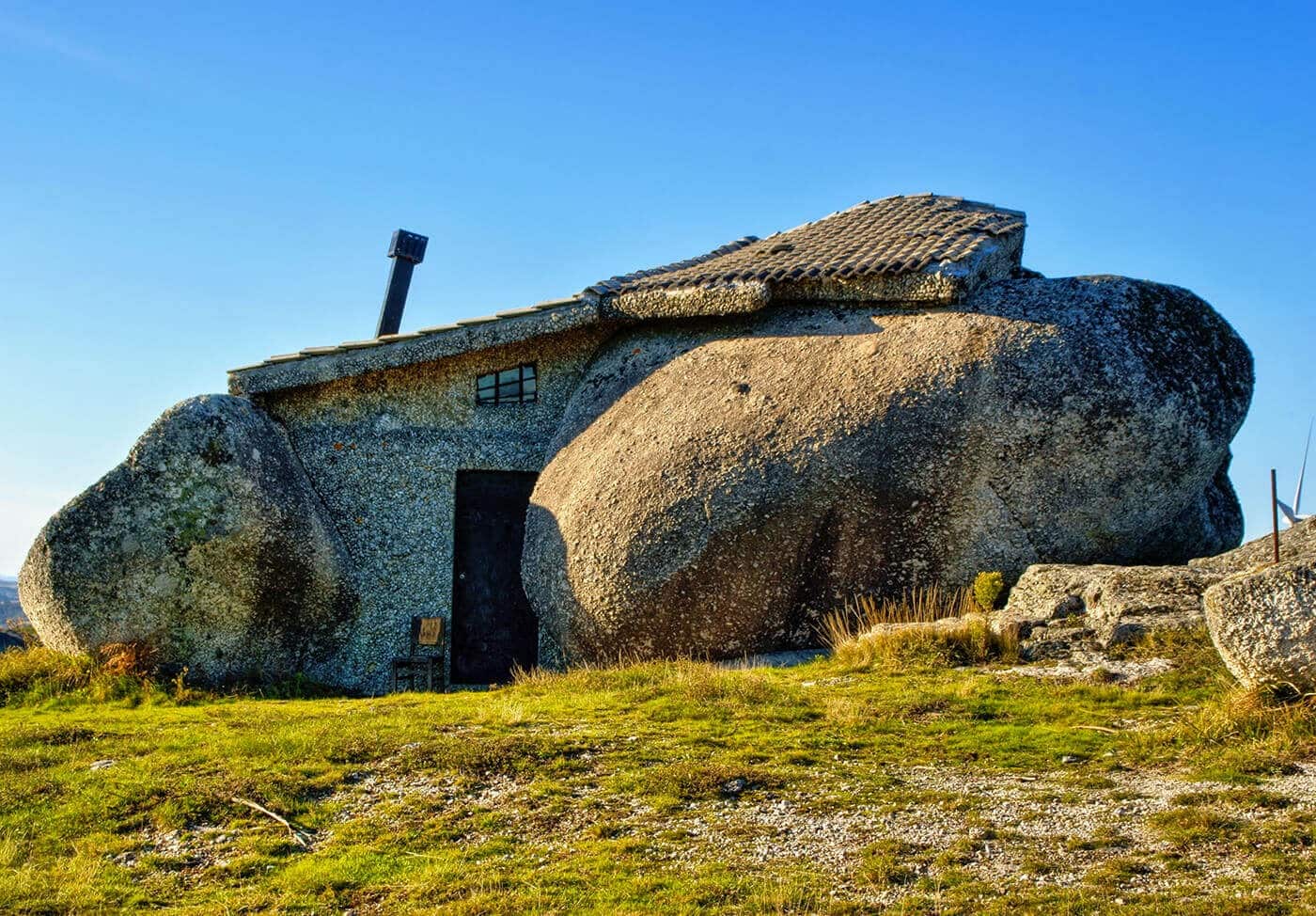 Casa do Penedo, front view