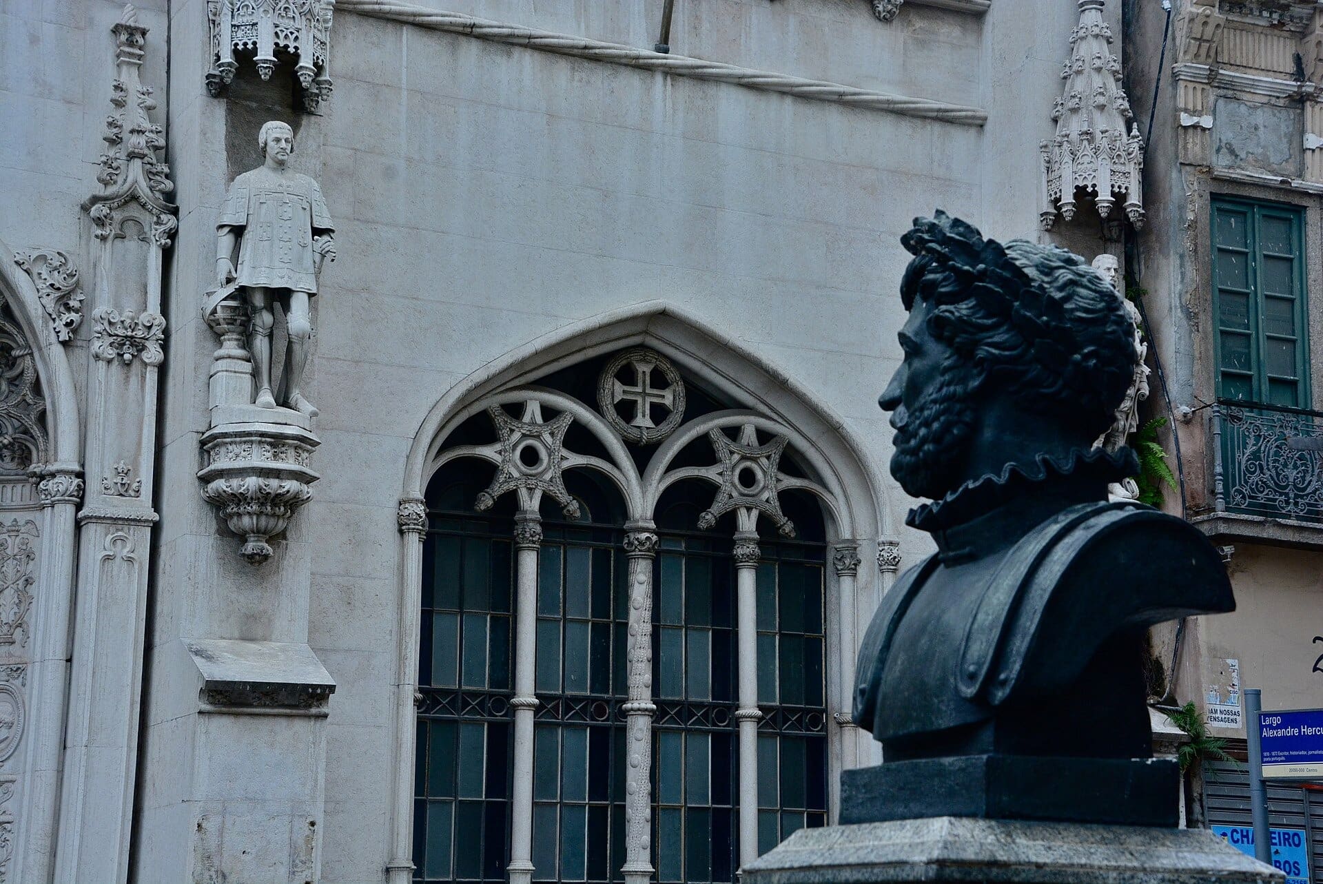 Statues and bust of Luís de Camões at the façade