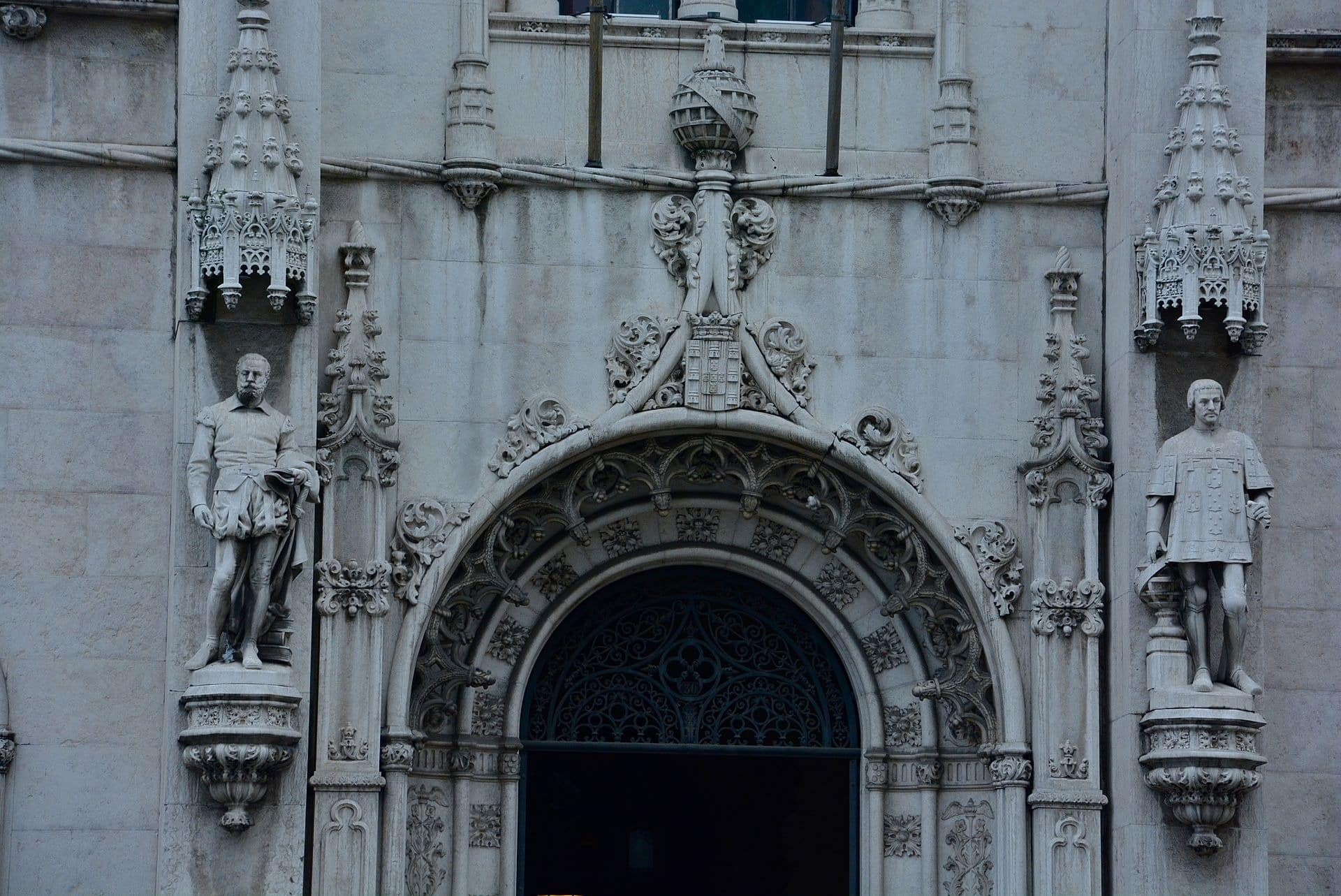 Façade statues of Camões and Prince Henry the Navigator