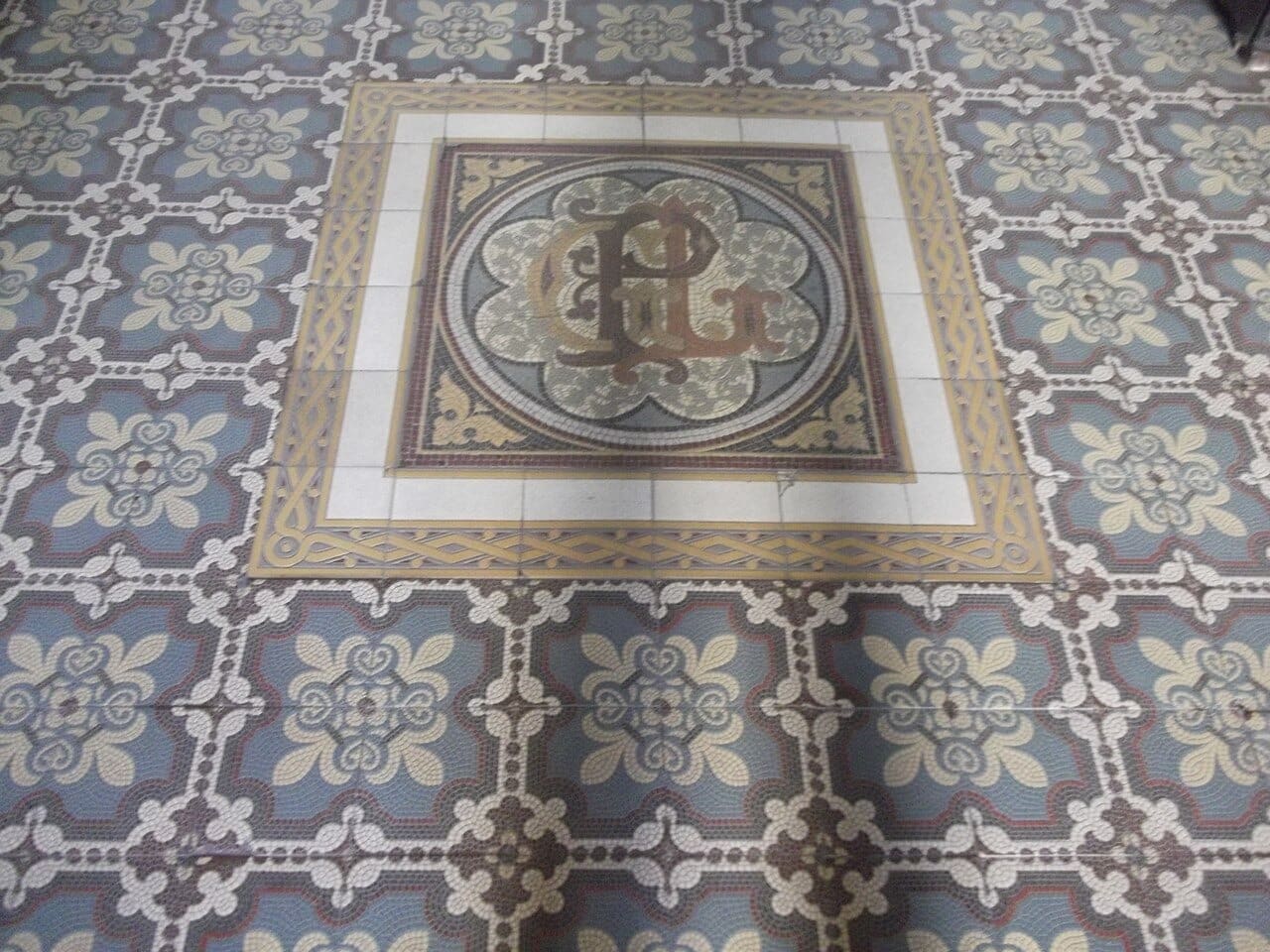 Floor with the Royal Cabinet's logo