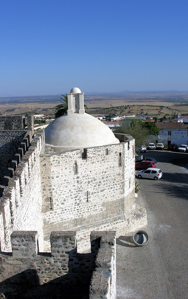 Along the southwest battlement is the two-storey tower with 12 arrowslits, posterior capped by a vaulted ceiling