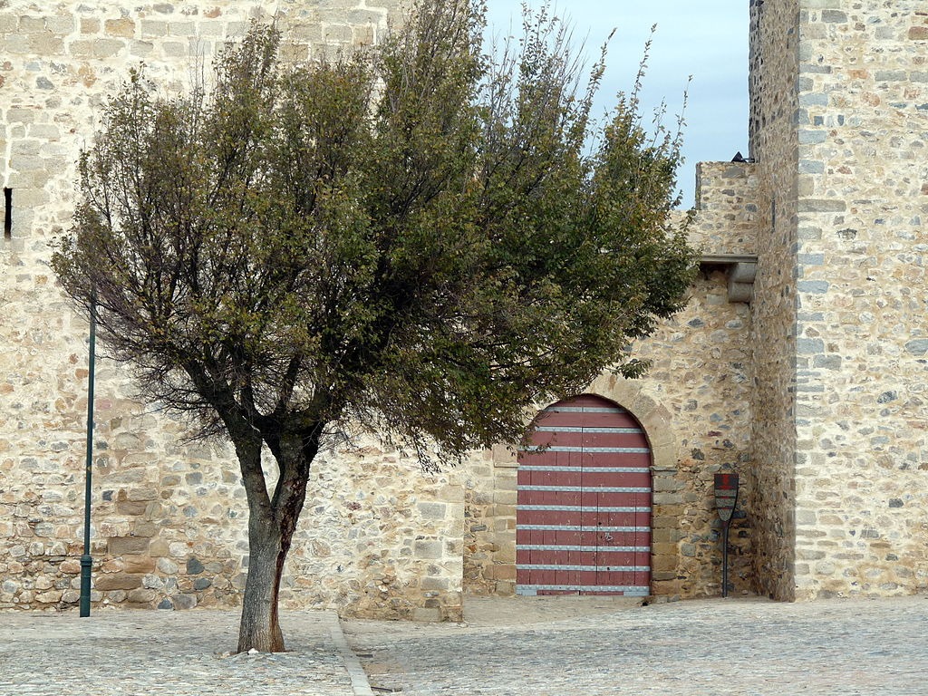 The simple Roman arch gate, the Porta da Vila, providing access into the castle