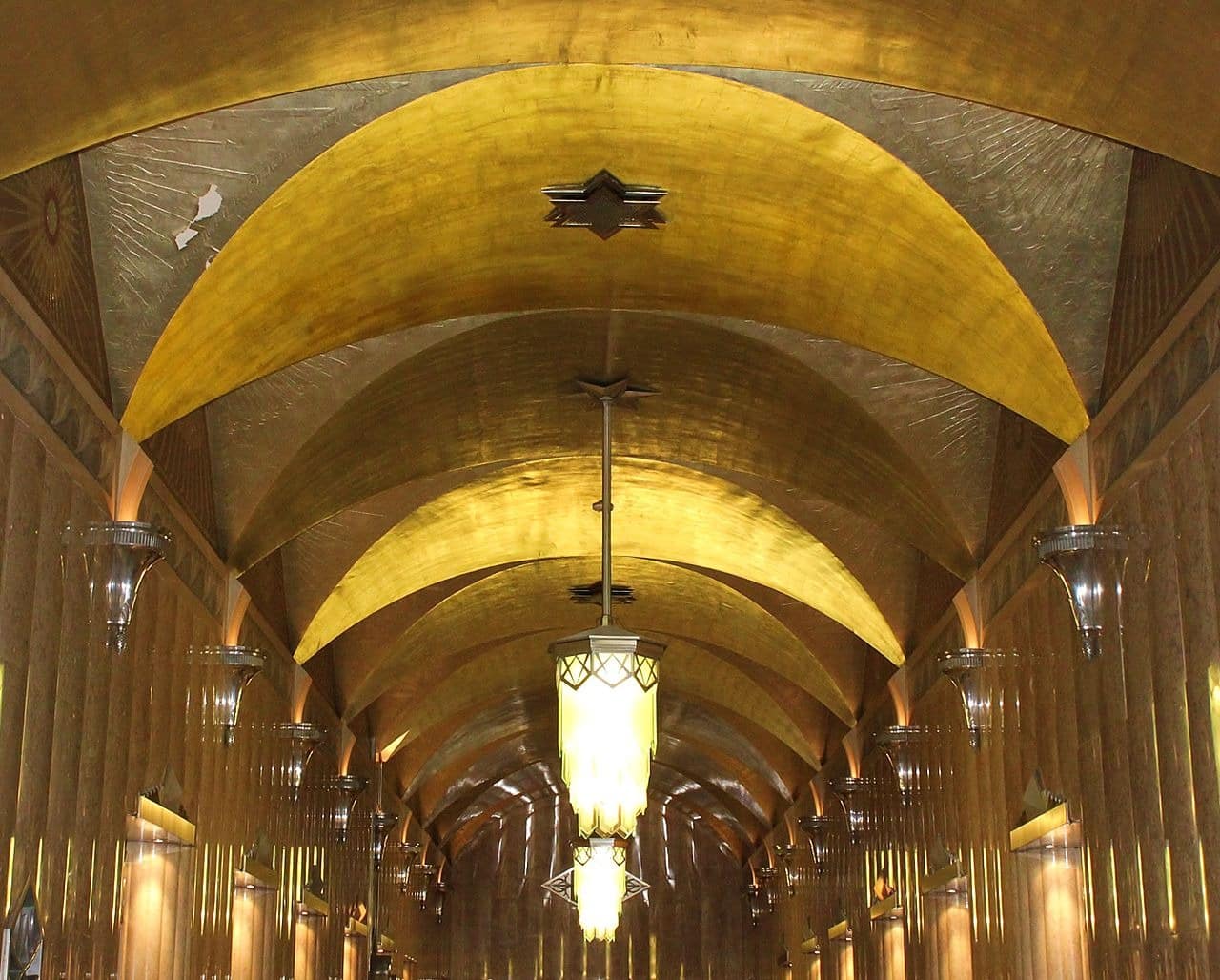 570 Lexington Ave: The stunning lobby ceiling