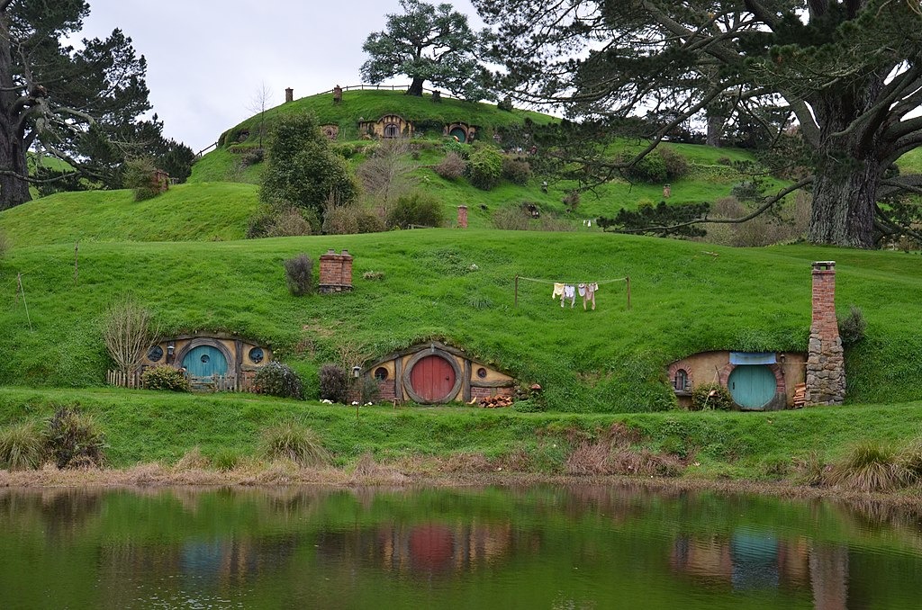 Jackson's version of the Hill at Hobbiton on the Water. The image may be compared with Tolkien's watercolour painting The Hill: Hobbiton-across-the-Water (above)