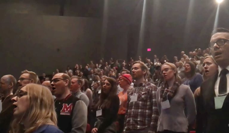 600 Music Teachers Join Forces For A Breathtaking Spontaneous “Amazing Grace”