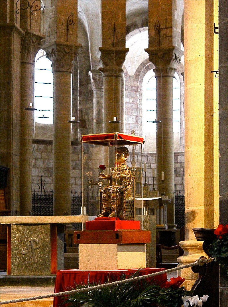 The Majesté de Sainte Foy with roses, on Saint-Foy day (October 2010)