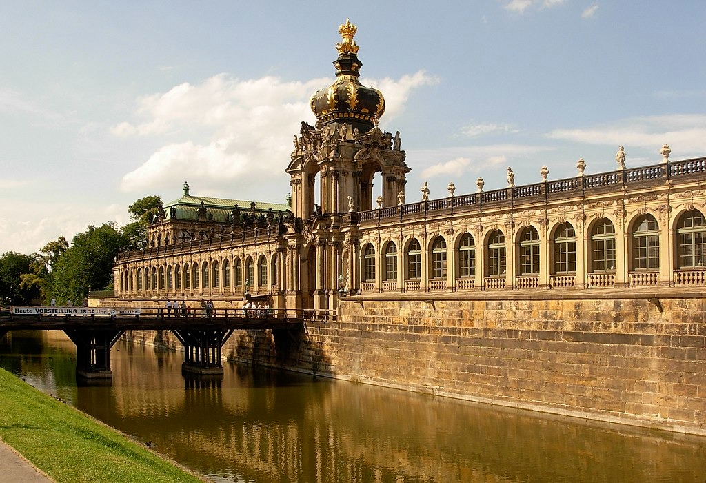 The crown gate with the long galleries adjoining on both sides