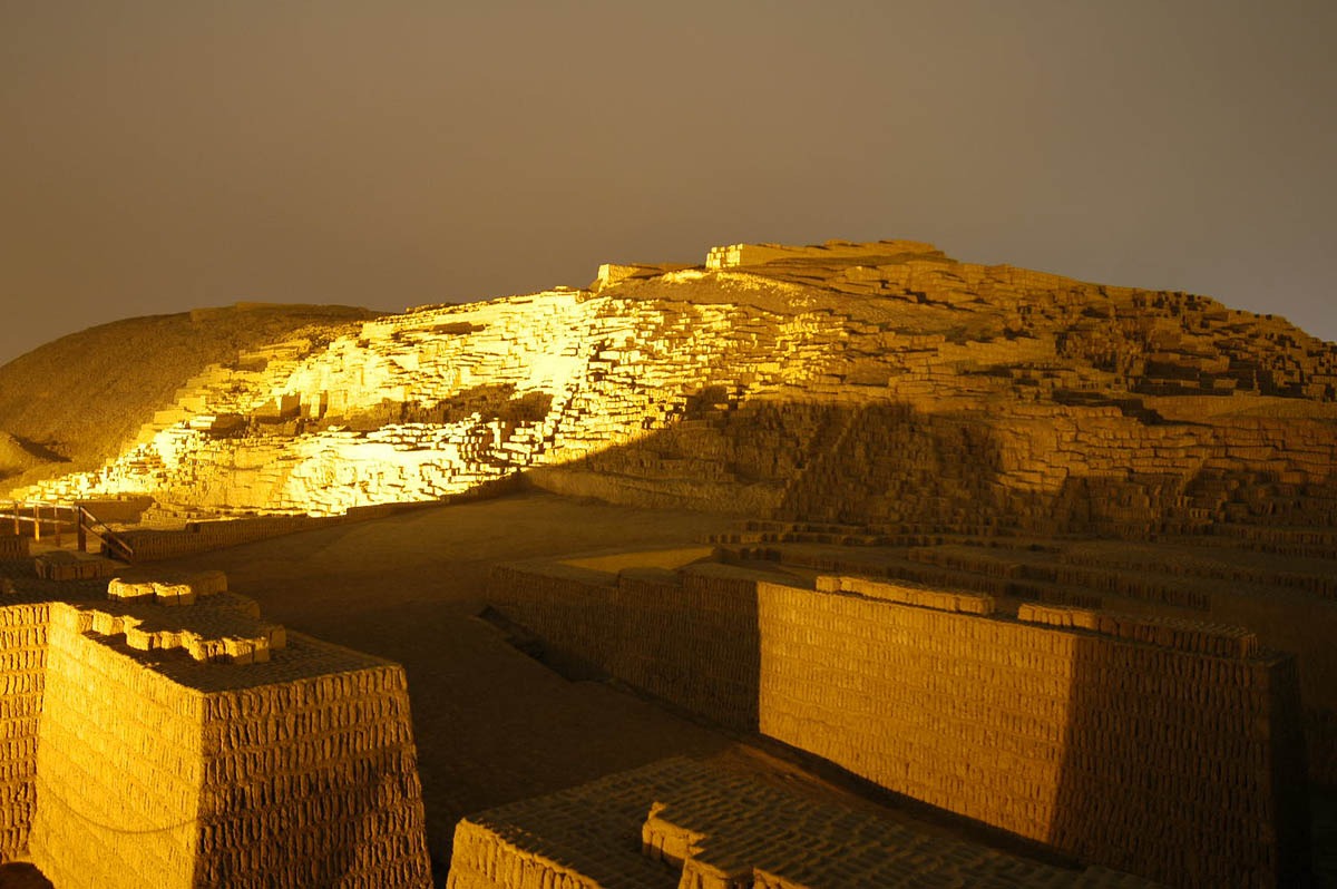 Huaca Pucllana illuminated at night. Photo by the Municipality of Miraflores on Flickr.